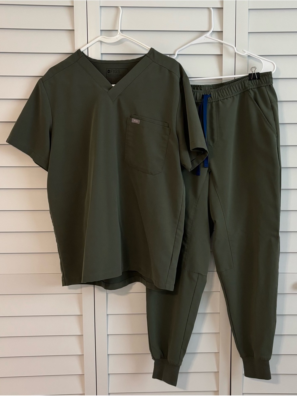 FIGS Men's Olive Green Scrub Set joggers medium short